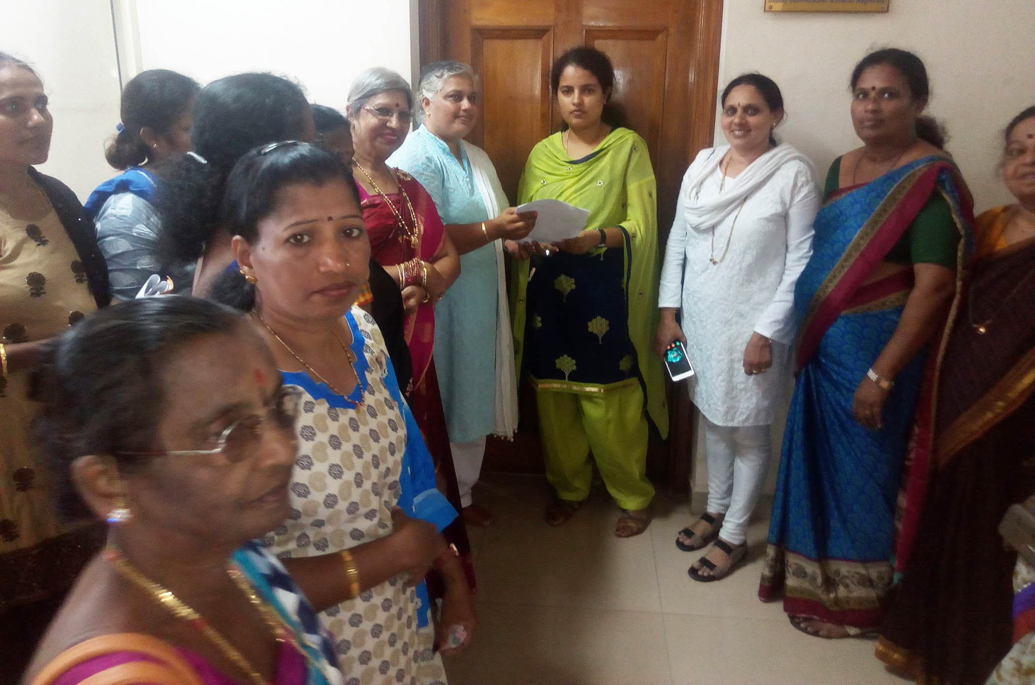 ಮಹಿಳಾ ಮೀಸಲಾತಿಗೆ ಆಗ್ರಹಿಸಿ ಮನವಿ